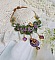Collier Cam&eacute;lia Japonica mont&eacute; avec un motif feuilles aquarell&eacute;s &agrave; la main, paillettes, breloques papillons et abeille, roses m&eacute;tal, cabochon cristal, pendentifs &eacute;poxy aux couleurs d&rsquo;arc en ciel