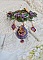 Collier Cam&eacute;lia Japonica mont&eacute; avec un motif feuilles aquarell&eacute;s &agrave; la main, paillettes, breloques papillons et abeille, roses m&eacute;tal, cabochon cristal, pendentifs &eacute;poxy aux couleurs d&rsquo;arc en ciel