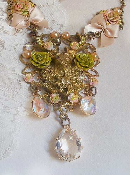 Collier Cerf Fleuri cr&eacute;e avec des cristaux de Swarovski, cabochons en r&eacute;sine, perles en verre, t&ecirc;te de cerf avec bois en m&eacute;tal, pendentif larme en zircon, n&oelig;uds en satin et accessoires en laiton 