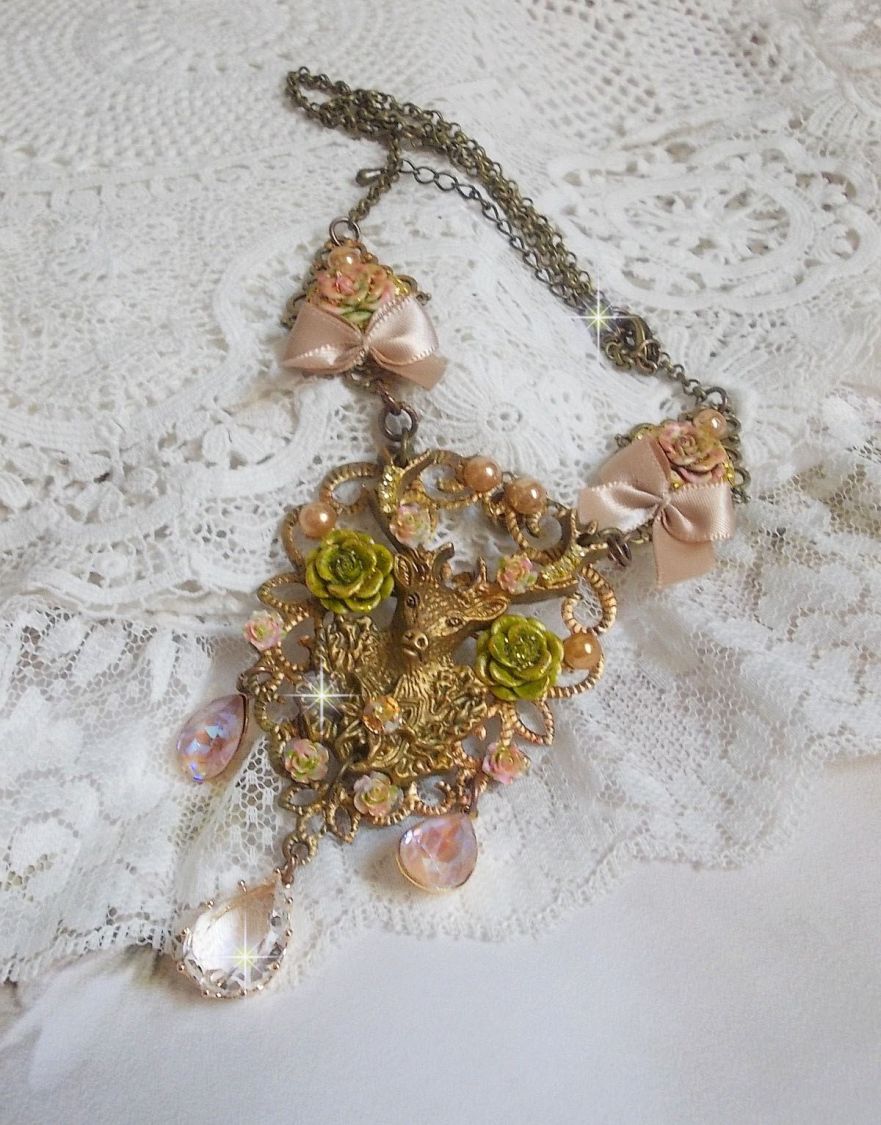 Collier Cerf Fleuri cr&eacute;e avec des cristaux de Swarovski, cabochons en r&eacute;sine, perles en verre, t&ecirc;te de cerf avec bois en m&eacute;tal, pendentif larme en zircon, n&oelig;uds en satin et accessoires en laiton 