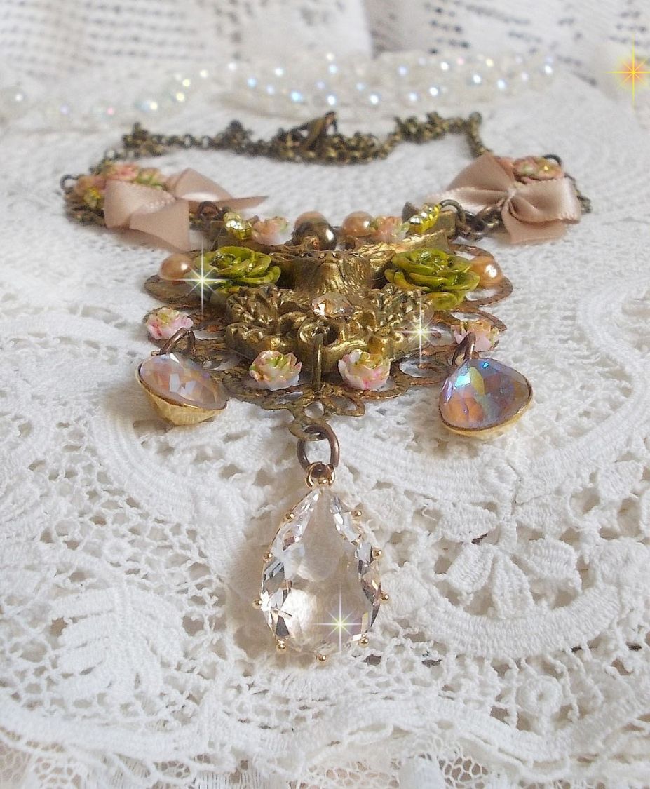Collier Cerf Fleuri cr&eacute;e avec des cristaux de Swarovski, cabochons en r&eacute;sine, perles en verre, t&ecirc;te de cerf avec bois en m&eacute;tal, pendentif larme en zircon, n&oelig;uds en satin et accessoires en laiton 