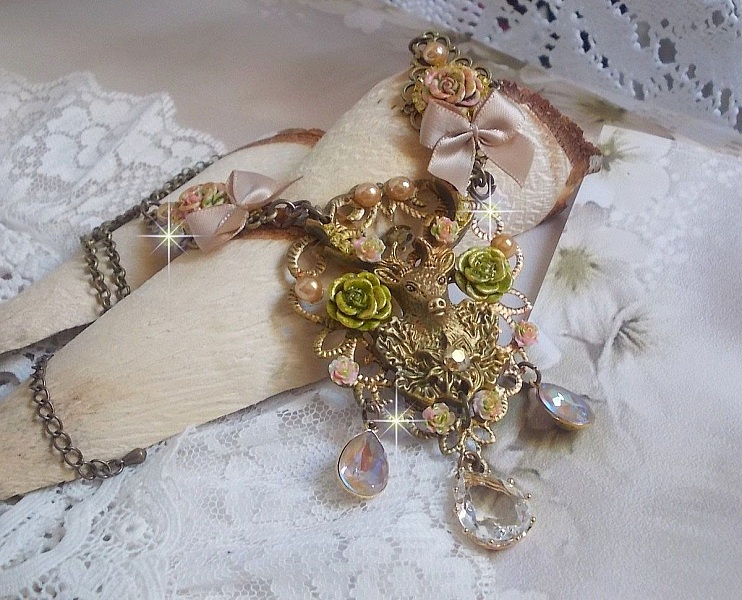 Collier Cerf Fleuri cr&eacute;e avec des cristaux de Swarovski, cabochons en r&eacute;sine, perles en verre, t&ecirc;te de cerf avec bois en m&eacute;tal, pendentif larme en zircon, n&oelig;uds en satin et accessoires en laiton 