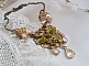 Collier Cerf Fleuri cr&eacute;e avec des cristaux de Swarovski, cabochons en r&eacute;sine, perles en verre, t&ecirc;te de cerf avec bois en m&eacute;tal, pendentif larme en zircon, n&oelig;uds en satin et accessoires en laiton 