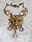 Collier Cerf Fleuri cr&eacute;e avec des cristaux de Swarovski, cabochons en r&eacute;sine, perles en verre, t&ecirc;te de cerf avec bois en m&eacute;tal, pendentif larme en zircon, n&oelig;uds en satin et accessoires en laiton 