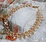 Collier Charmeuse Champagne Champagne avec des cristaux : perles nacr&eacute;es/toupies, gouttes en verre et rocailles. Aux couleurs Gold, P&ecirc;che, Jaune et Beige pour les beaux reflets du soleil. 