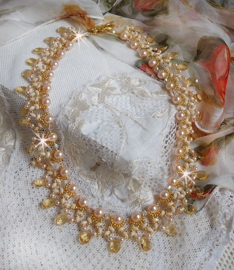 Collier Charmeuse Champagne Champagne avec des cristaux : perles nacr&eacute;es/toupies, gouttes en verre et rocailles. Aux couleurs Gold, P&ecirc;che, Jaune et Beige pour les beaux reflets du soleil. 