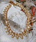 Collier Charmeuse Champagne Champagne avec des cristaux : perles nacr&eacute;es/toupies, gouttes en verre et rocailles. Aux couleurs Gold, P&ecirc;che, Jaune et Beige pour les beaux reflets du soleil. 