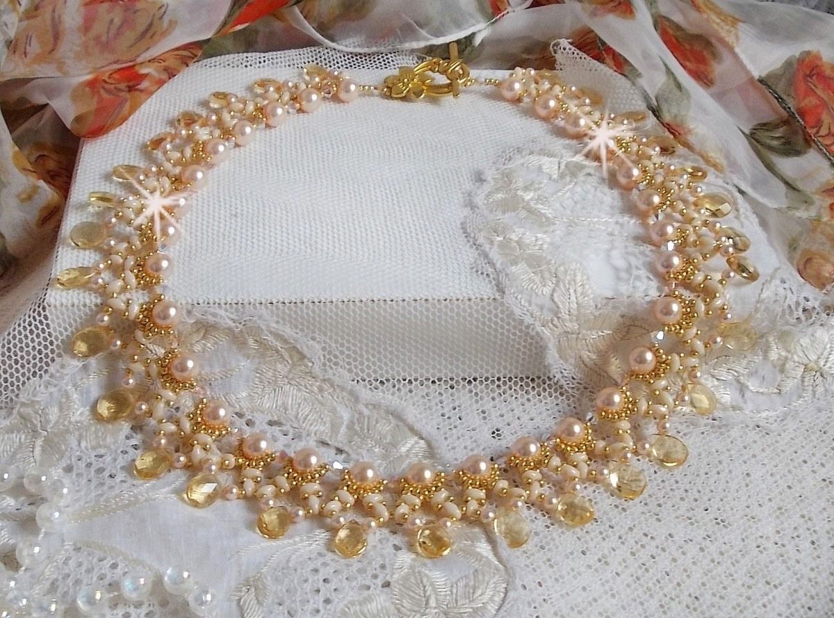 Collier Charmeuse Champagne Champagne avec des cristaux : perles nacr&eacute;es/toupies, gouttes en verre et rocailles. Aux couleurs Gold, P&ecirc;che, Jaune et Beige pour les beaux reflets du soleil. 