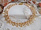 Collier Charmeuse Champagne Champagne avec des cristaux : perles nacr&eacute;es/toupies, gouttes en verre et rocailles. Aux couleurs Gold, P&ecirc;che, Jaune et Beige pour les beaux reflets du soleil. 