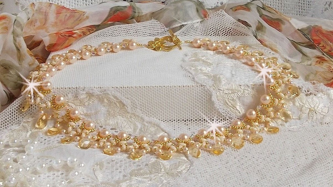 Collier Charmeuse Champagne Champagne avec des cristaux : perles nacr&eacute;es/toupies, gouttes en verre et rocailles. Aux couleurs Gold, P&ecirc;che, Jaune et Beige pour les beaux reflets du soleil. 