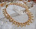 Collier Charmeuse Champagne Champagne avec des cristaux : perles nacr&eacute;es/toupies, gouttes en verre et rocailles. Aux couleurs Gold, P&ecirc;che, Jaune et Beige pour les beaux reflets du soleil. 