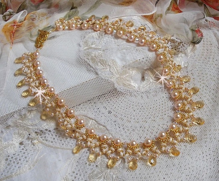 Collier Charmeuse Champagne Champagne avec des cristaux : perles nacr&eacute;es/toupies, gouttes en verre et rocailles. Aux couleurs Gold, P&ecirc;che, Jaune et Beige pour les beaux reflets du soleil. 
