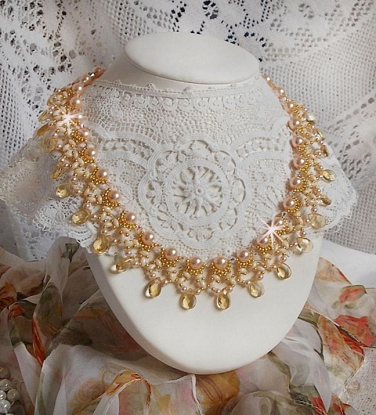 Collier Charmeuse Champagne Champagne avec des cristaux : perles nacr&eacute;es/toupies, gouttes en verre et rocailles. Aux couleurs Gold, P&ecirc;che, Jaune et Beige pour les beaux reflets du soleil. 