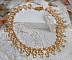 Collier Charmeuse Champagne Champagne avec des cristaux : perles nacr&eacute;es/toupies, gouttes en verre et rocailles. Aux couleurs Gold, P&ecirc;che, Jaune et Beige pour les beaux reflets du soleil. 