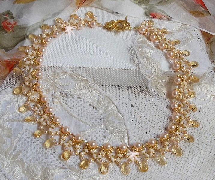 Collier Charmeuse Champagne Champagne avec des cristaux : perles nacr&eacute;es/toupies, gouttes en verre et rocailles. Aux couleurs Gold, P&ecirc;che, Jaune et Beige pour les beaux reflets du soleil. 