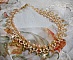 Collier Charmeuse Champagne Champagne avec des cristaux : perles nacr&eacute;es/toupies, gouttes en verre et rocailles. Aux couleurs Gold, P&ecirc;che, Jaune et Beige pour les beaux reflets du soleil. 