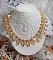 Collier Charmeuse Champagne Champagne avec des cristaux : perles nacr&eacute;es/toupies, gouttes en verre et rocailles. Aux couleurs Gold, P&ecirc;che, Jaune et Beige pour les beaux reflets du soleil. 