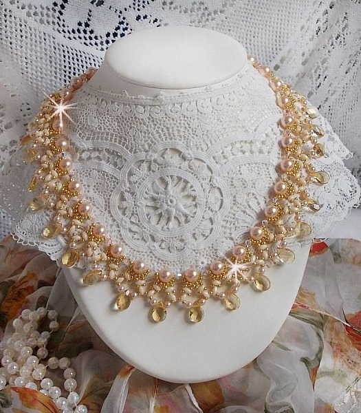 Collier Charmeuse Champagne Champagne avec des cristaux : perles nacr&eacute;es/toupies, gouttes en verre et rocailles. Aux couleurs Gold, P&ecirc;che, Jaune et Beige pour les beaux reflets du soleil. 