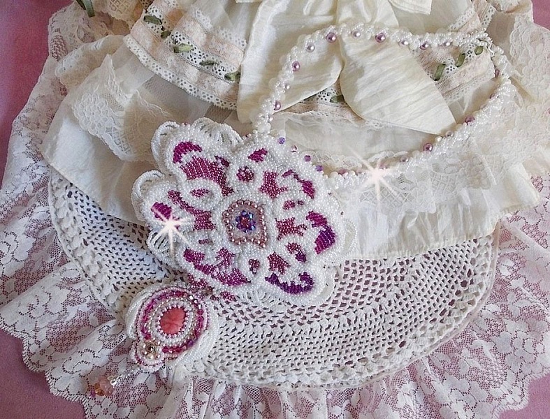 Plastron Chlo&eacute; brod&eacute; avec une dentelle de perles tout en finesse, des cristaux de Swarovski, des perles nacr&eacute;es et des rocailles Miyuki