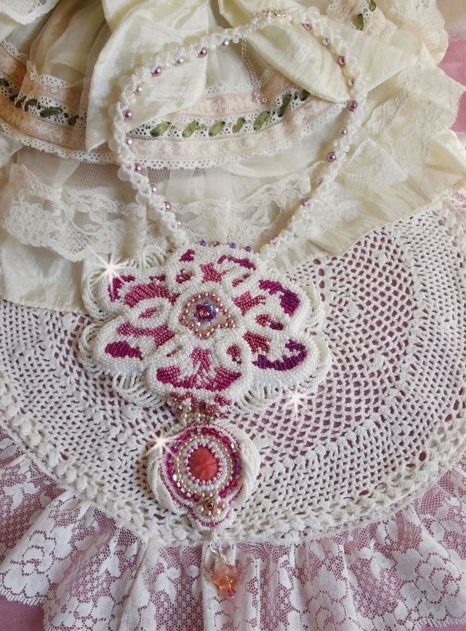 Plastron Chlo&eacute; brod&eacute; avec une dentelle de perles tout en finesse, des cristaux de Swarovski, des perles nacr&eacute;es et des rocailles Miyuki