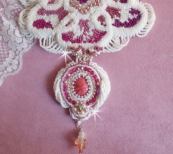 Plastron Chlo&eacute; brod&eacute; avec une dentelle de perles tout en finesse, des cristaux de Swarovski, des perles nacr&eacute;es et des rocailles Miyuki