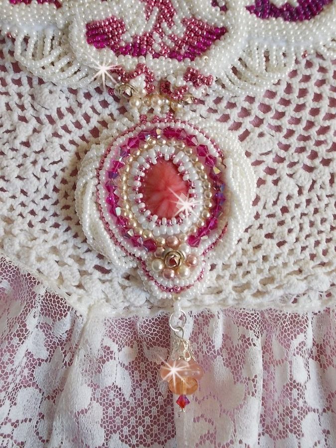 Plastron Chlo&eacute; brod&eacute; avec une dentelle de perles tout en finesse, des cristaux de Swarovski, des perles nacr&eacute;es et des rocailles Miyuki