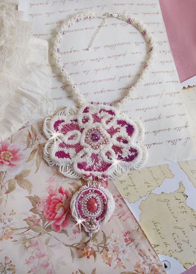 Plastron Chlo&eacute; brod&eacute; avec une dentelle de perles tout en finesse, des cristaux de Swarovski, des perles nacr&eacute;es et des rocailles Miyuki