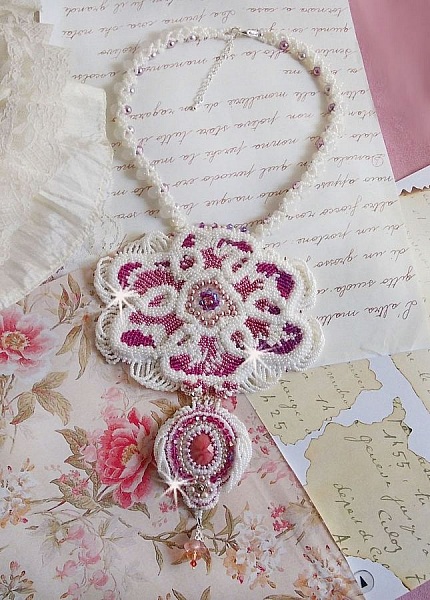 Plastron Chlo&eacute; brod&eacute; avec une dentelle de perles tout en finesse, des cristaux de Swarovski, des perles nacr&eacute;es et des rocailles Miyuki