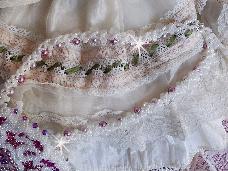 Plastron Chlo&eacute; brod&eacute; avec une dentelle de perles tout en finesse, des cristaux de Swarovski, des perles nacr&eacute;es et des rocailles Miyuki