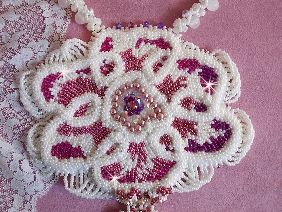 Plastron Chlo&eacute; brod&eacute; avec une dentelle de perles tout en finesse, des cristaux de Swarovski, des perles nacr&eacute;es et des rocailles Miyuki