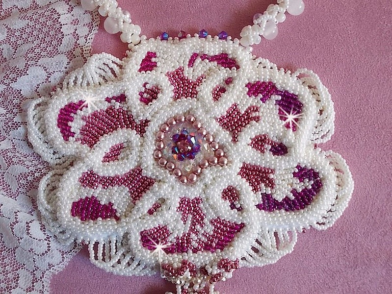Plastron Chlo&eacute; brod&eacute; avec une dentelle de perles tout en finesse, des cristaux de Swarovski, des perles nacr&eacute;es et des rocailles Miyuki