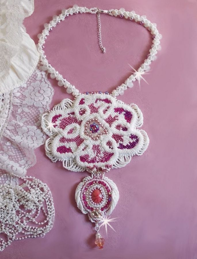Plastron Chlo&eacute; brod&eacute; avec une dentelle de perles tout en finesse, des cristaux de Swarovski, des perles nacr&eacute;es et des rocailles Miyuki