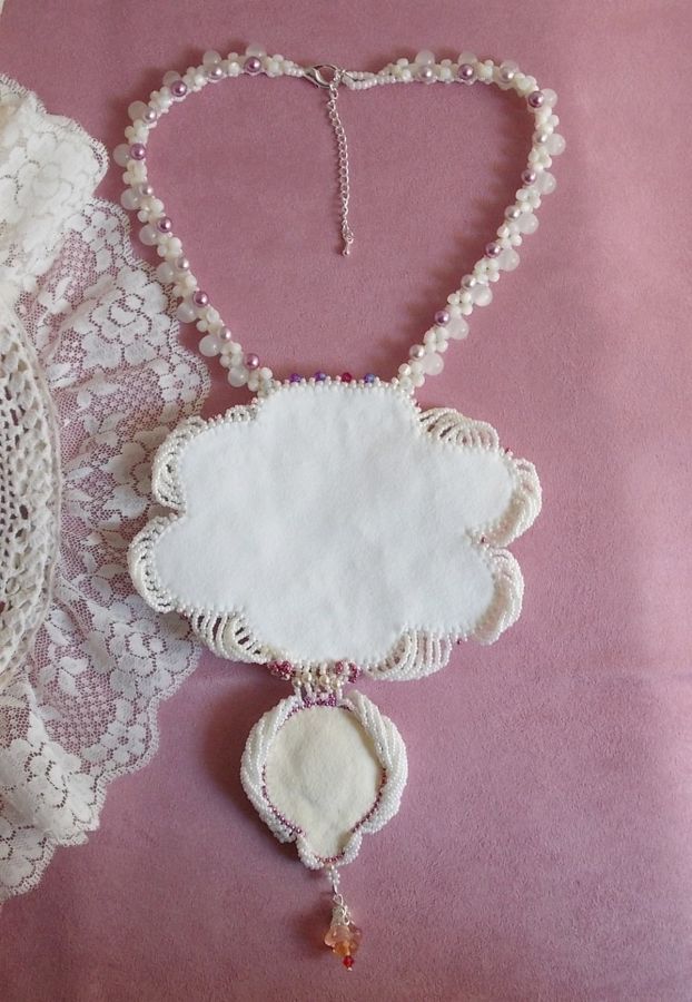 Plastron Chlo&eacute; brod&eacute; avec une dentelle de perles tout en finesse, des cristaux de Swarovski, des perles nacr&eacute;es et des rocailles Miyuki
