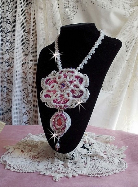 Plastron Chlo&eacute; brod&eacute; avec une dentelle de perles tout en finesse, des cristaux de Swarovski, des perles nacr&eacute;es et des rocailles Miyuki
