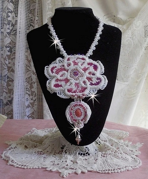 Plastron Chlo&eacute; brod&eacute; avec une dentelle de perles tout en finesse, des cristaux de Swarovski, des perles nacr&eacute;es et des rocailles Miyuki