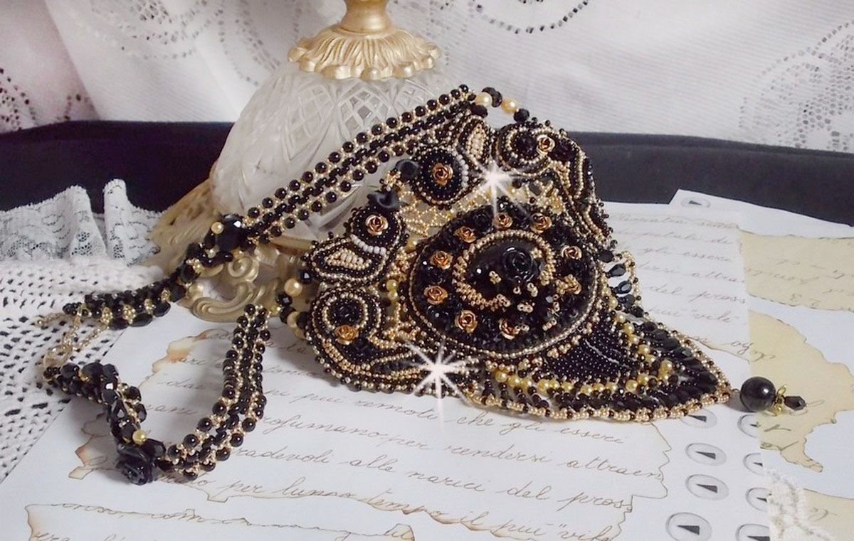 Plastron Cl&eacute;opatra brod&eacute; avec un onyx noir, perles et rocailles 