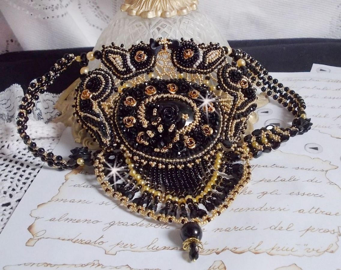 Plastron Cl&eacute;opatra brod&eacute; avec un onyx noir, perles et rocailles 