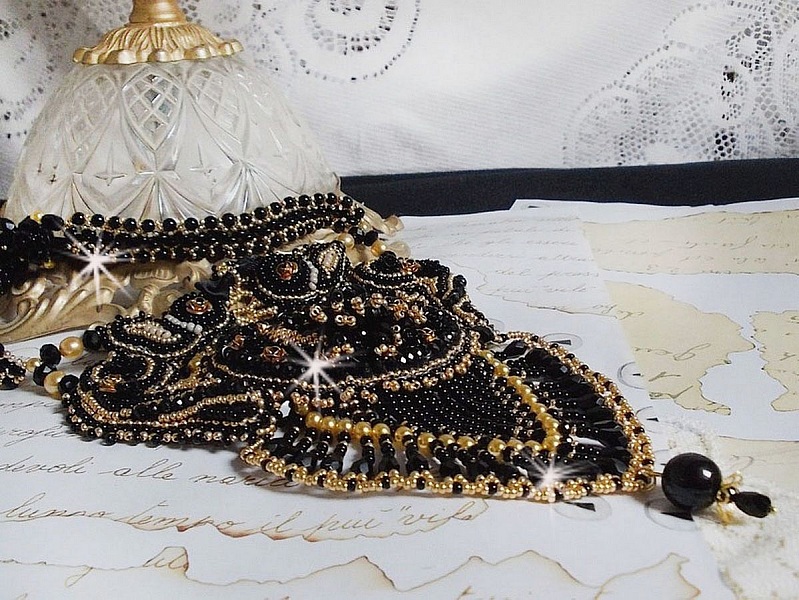 Plastron Cl&eacute;opatra brod&eacute; avec un onyx noir, perles et rocailles 