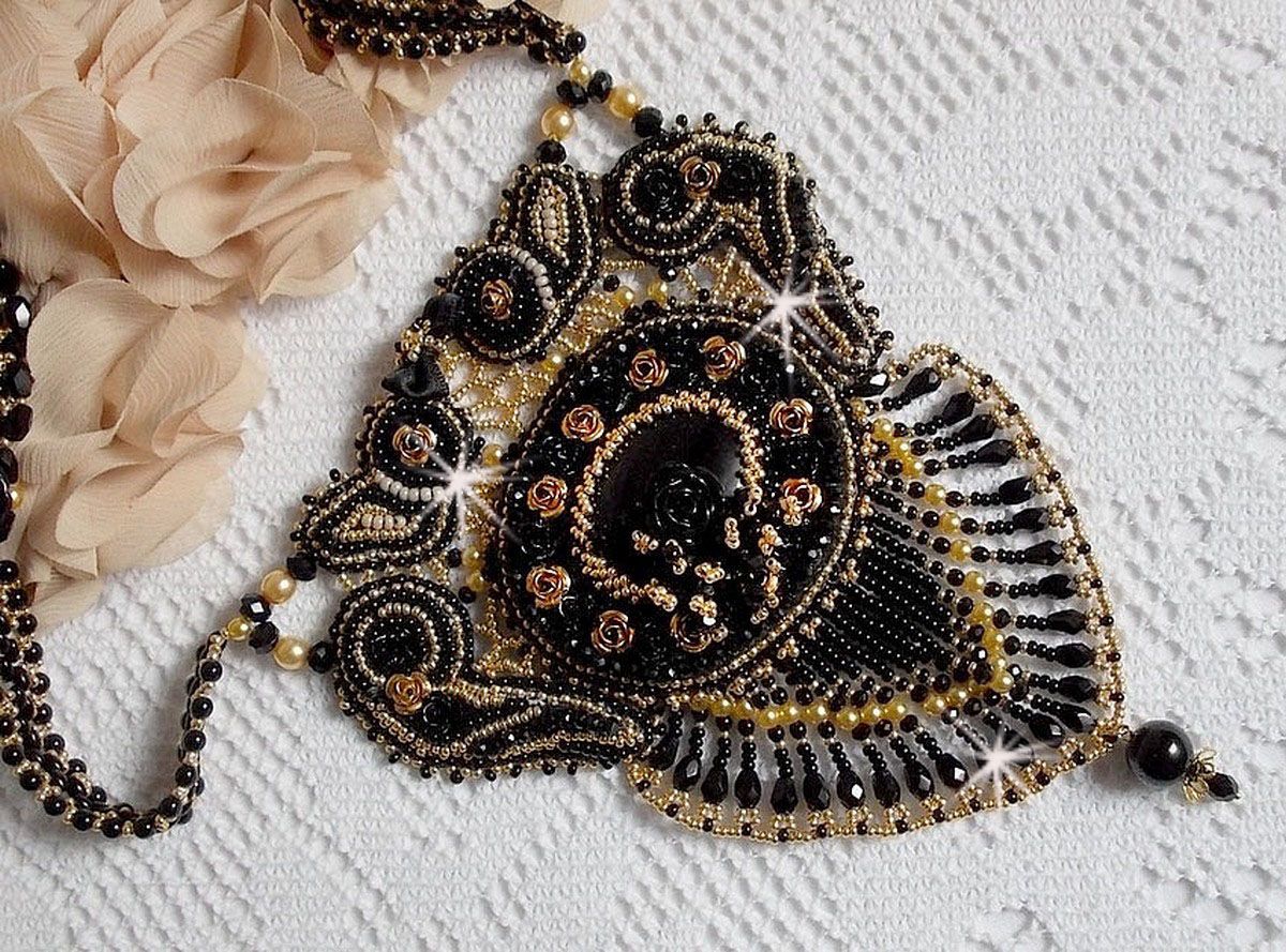 Plastron Cl&eacute;opatra brod&eacute; avec un onyx noir, perles et rocailles 