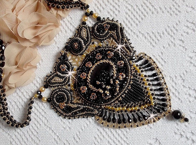 Plastron Cl&eacute;opatra brod&eacute; avec un onyx noir, perles et rocailles 