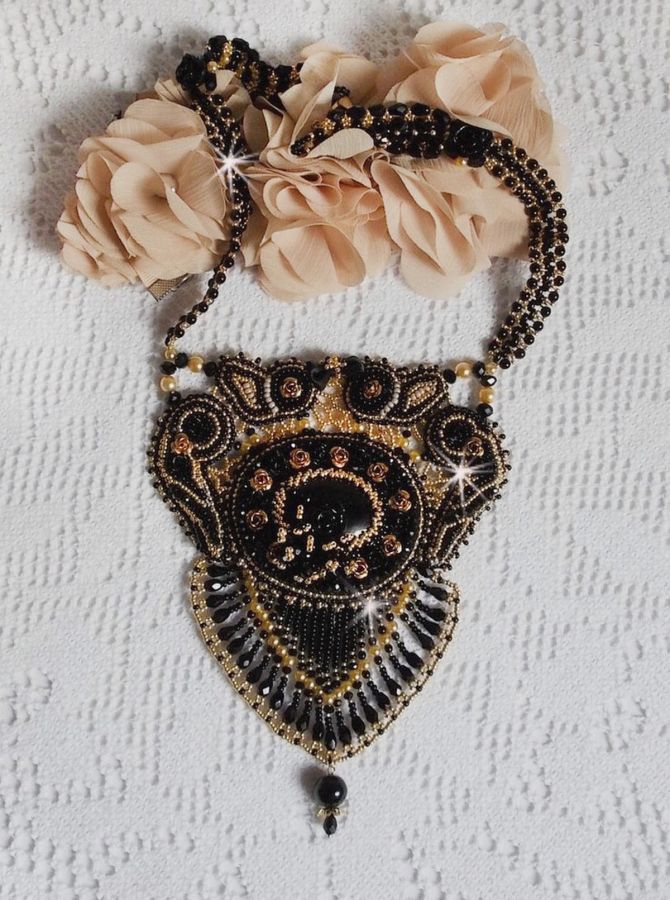 Plastron Cl&eacute;opatra brod&eacute; avec un onyx noir, perles et rocailles 