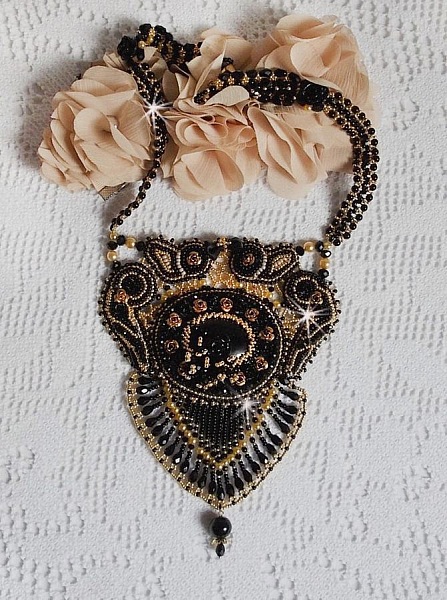 Plastron Cl&eacute;opatra brod&eacute; avec un onyx noir, perles et rocailles 