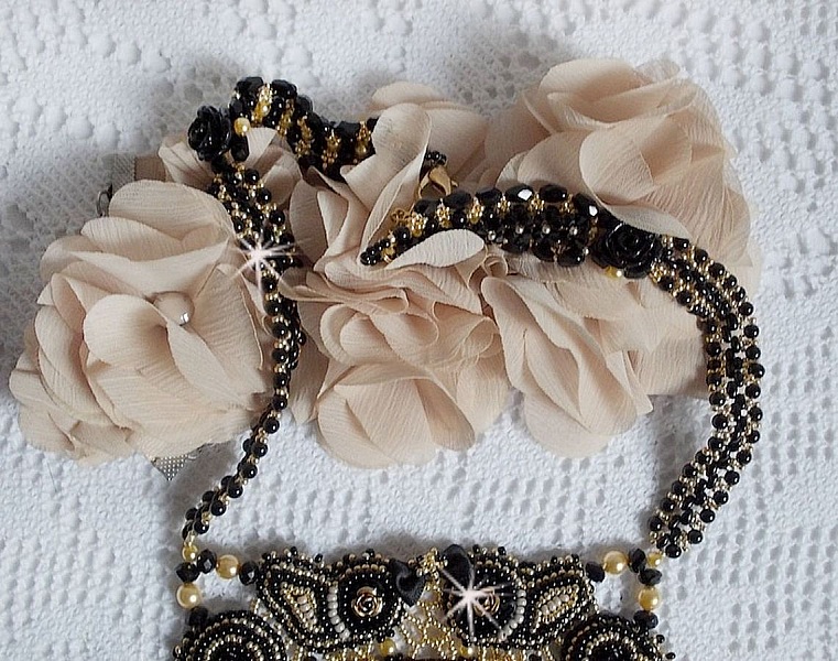 Plastron Cl&eacute;opatra brod&eacute; avec un onyx noir, perles et rocailles 