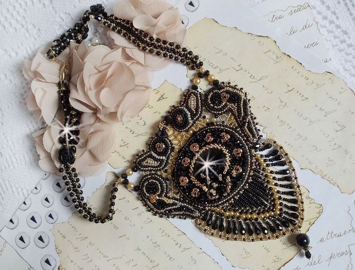 Plastron Cl&eacute;opatra brod&eacute; avec un onyx noir, perles et rocailles 
