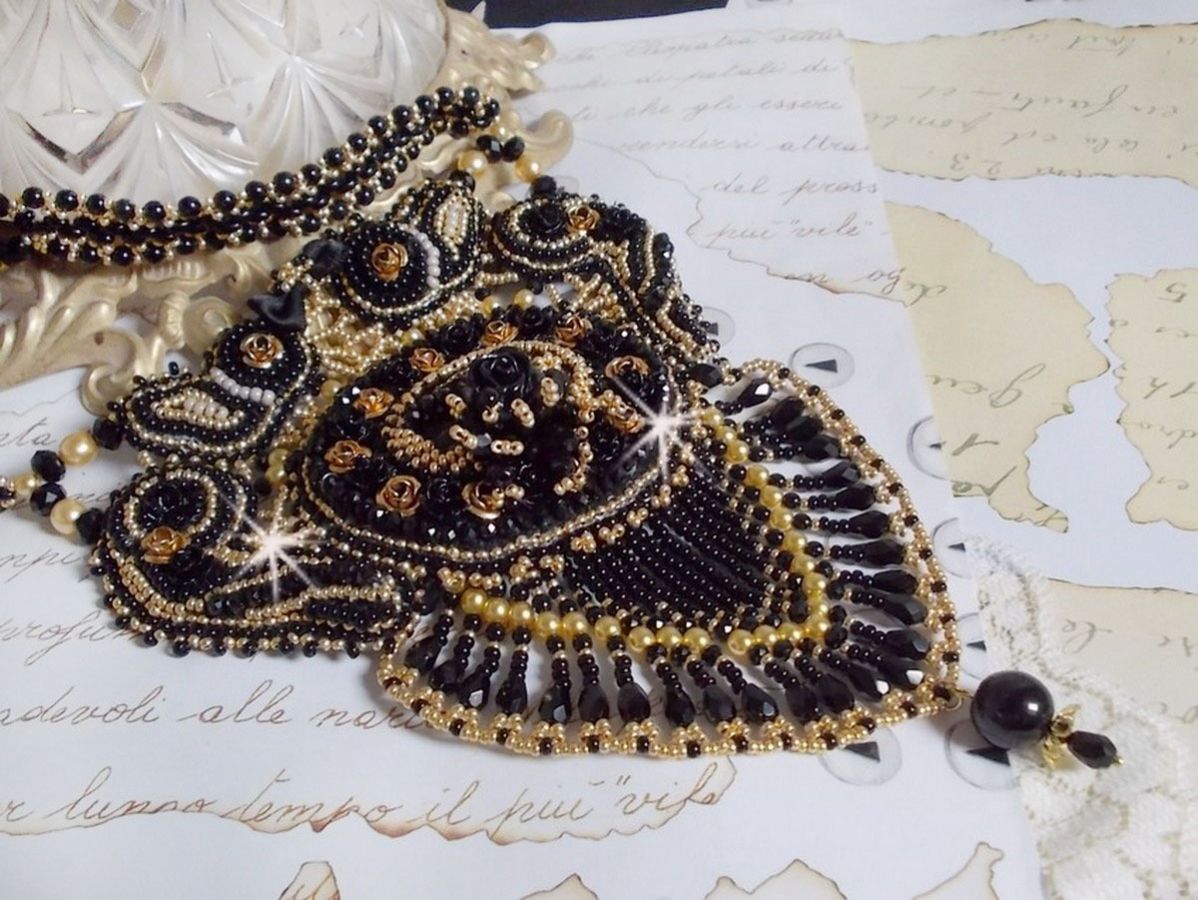 Plastron Cl&eacute;opatra brod&eacute; avec un onyx noir, perles et rocailles 