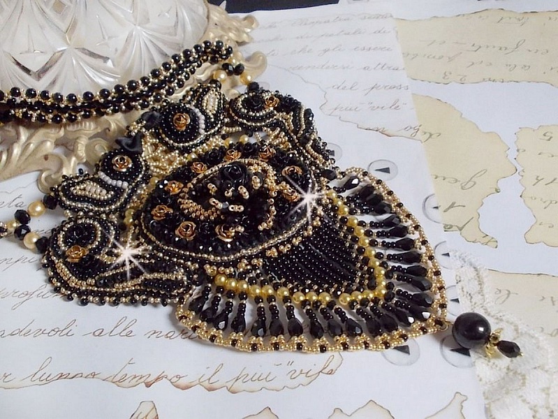 Plastron Cl&eacute;opatra brod&eacute; avec un onyx noir, perles et rocailles 