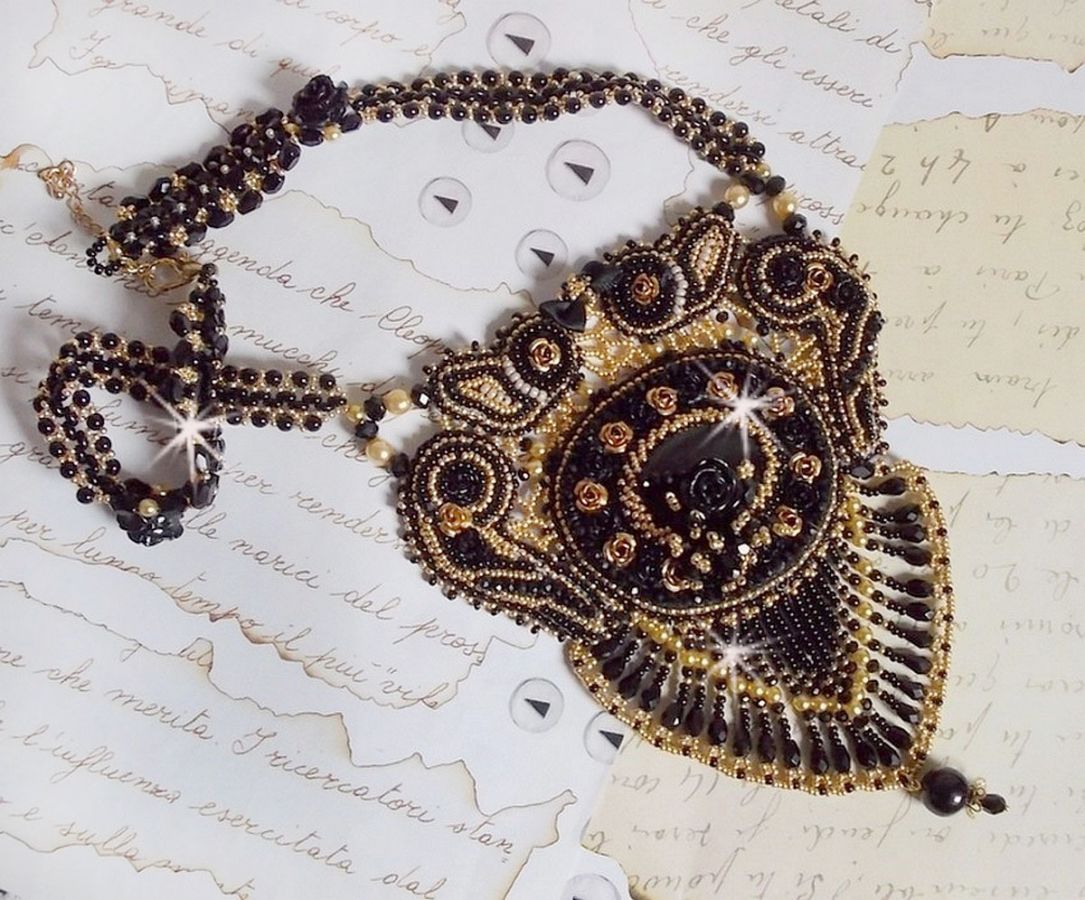 Plastron Cl&eacute;opatra brod&eacute; avec un onyx noir, perles et rocailles 