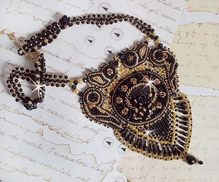 Plastron Cl&eacute;opatra brod&eacute; avec un onyx noir, perles et rocailles 