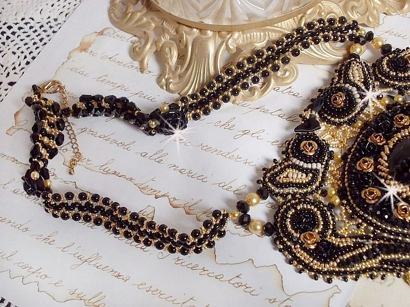 Plastron Cl&eacute;opatra brod&eacute; avec un onyx noir, perles et rocailles 