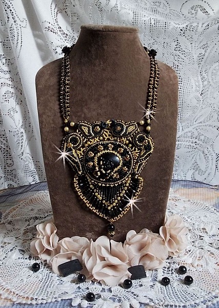 Plastron Cl&eacute;opatra brod&eacute; avec un onyx noir, perles et rocailles 